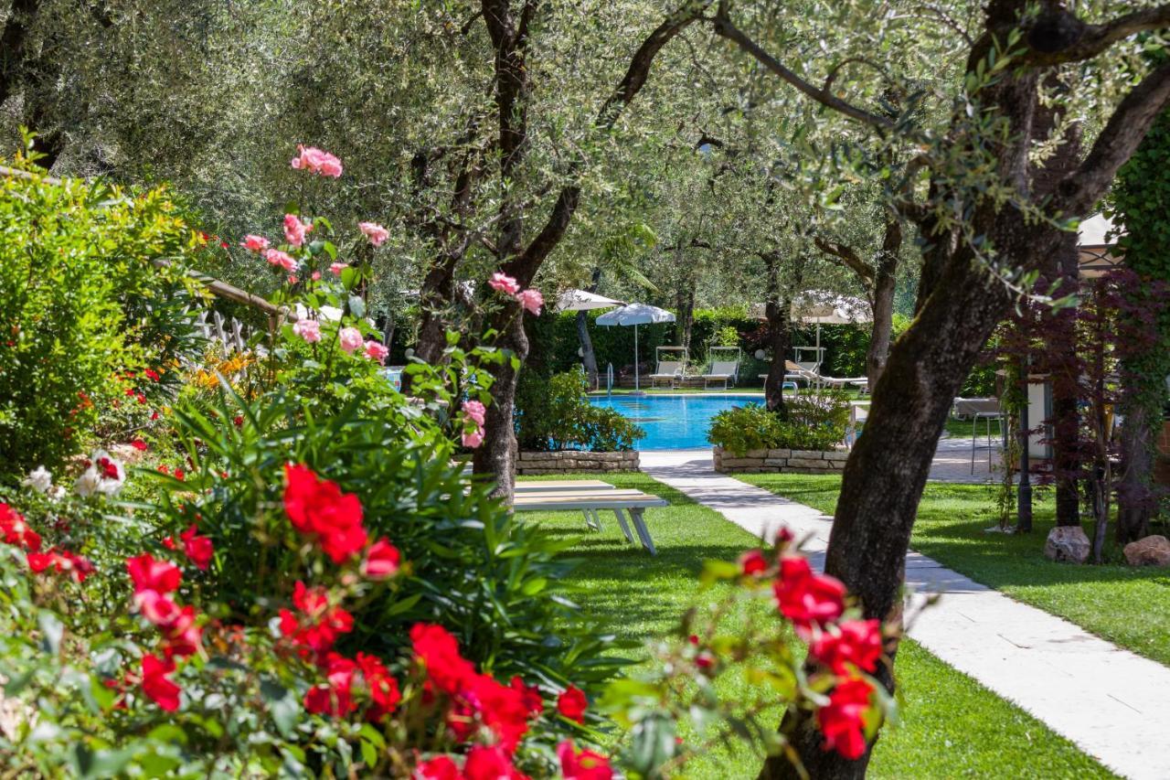 Hotel Continental - Tonelli Hotels Torbole Sul Garda ภายนอก รูปภาพ